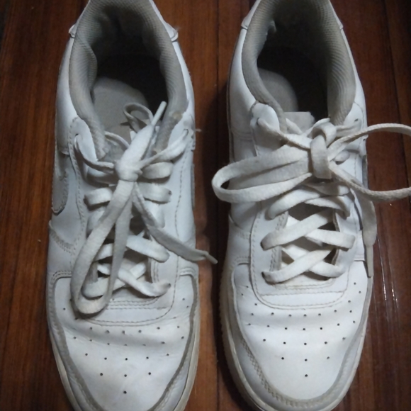 NIKE AIR FORCE LOW TRIPLE WHITE Size 6.5 Y - Picture 14 of 16